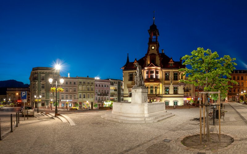 Wieża widokowa na wzgórzu z panoramą miasta i okolic